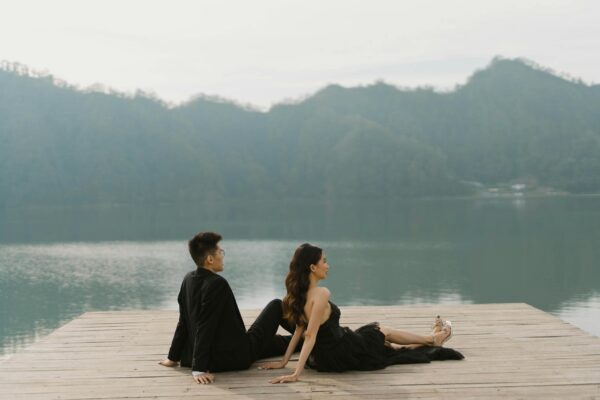 Best Time to Visit Bali: Weather, Festivals, and Travel Tips romantic couple at lake in indonesia